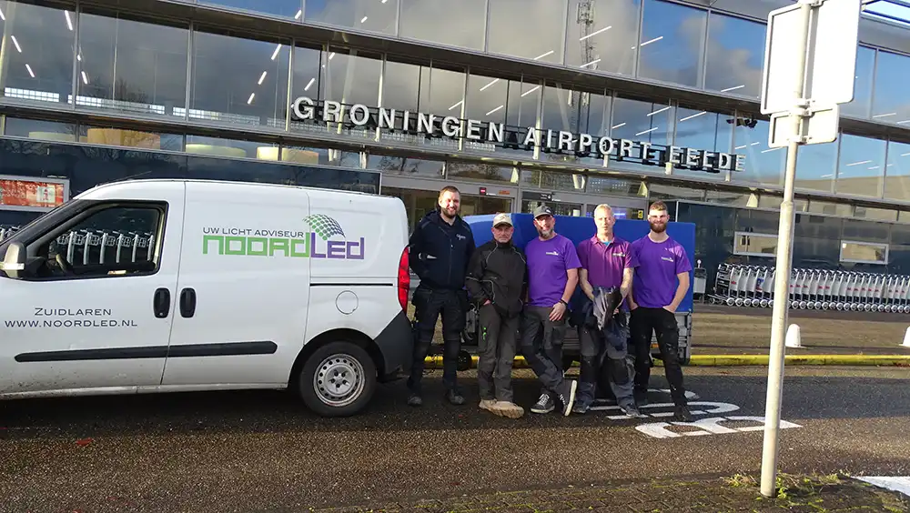 Team NoordLed op vliegveld Eelde